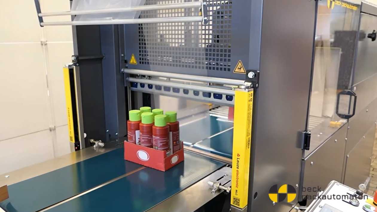 Pakowanie ketchupu w folię termokurczliwą na Beck-Sammelpacker KV 602 ON